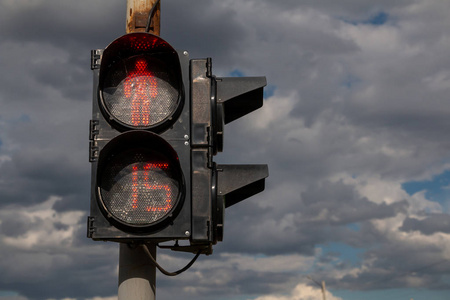 汽车红灯交通信号灯亮红灯.还剩15秒.照片