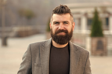 自信欧美美女胡子男人.留胡子的时尚男人.男理发师护理.