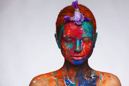 颜料模特在模特身上用五颜六色的颜料化妆照片