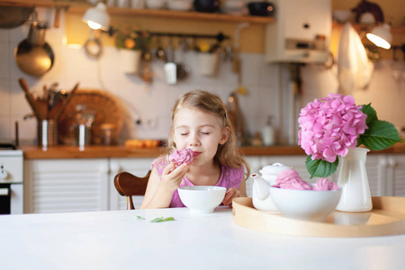 儿童美食家正在品尝和吃纸杯蛋糕和棉花糖.照片