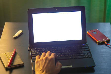 用笔记本电脑打字的手图片