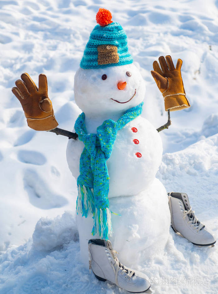 白雪背景上雪人的冬季场景新年概念雪花和雪人的冬季背景星星和雪花