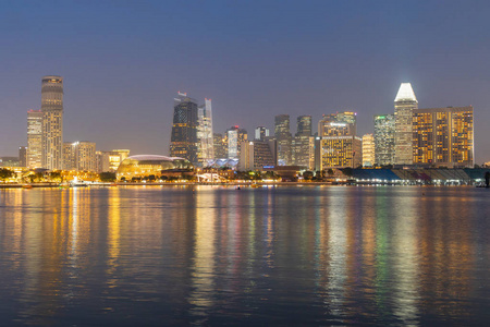 新加坡夜晚的高楼图片