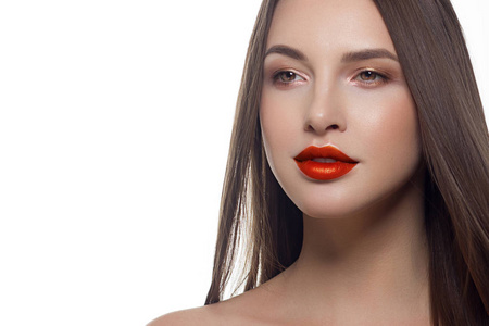 欧美微笑发美女美女特写镜头,长直发,脸上有灿烂的日间妆容.