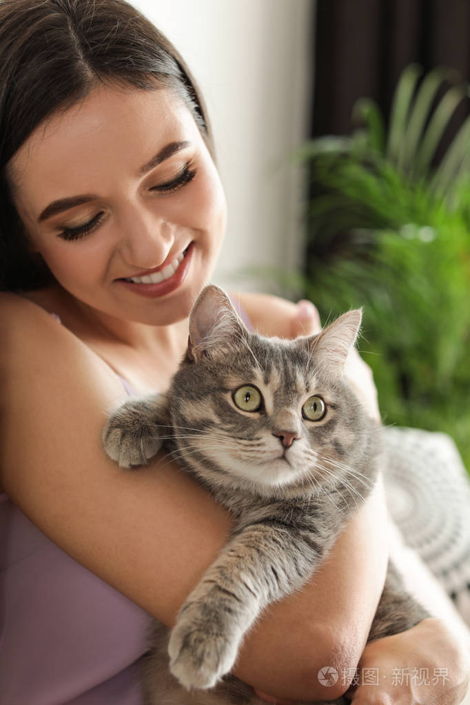家里有只可爱的猫的年轻女人宠物和主人