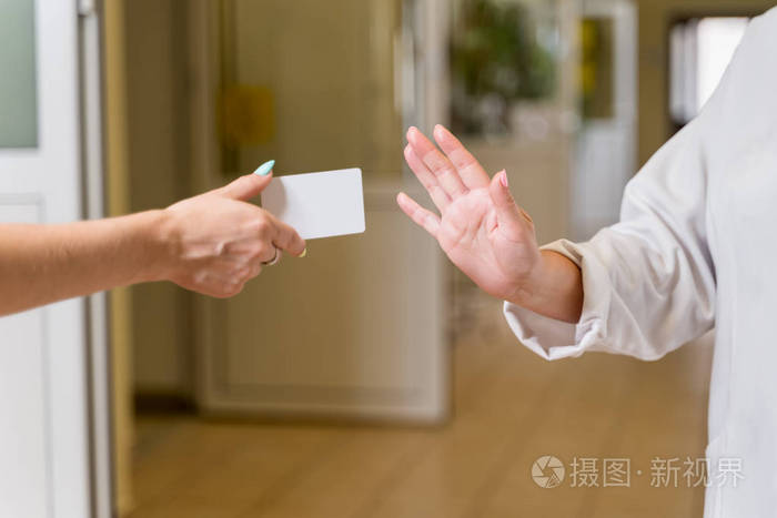 中年白衣女医生拒绝白卡