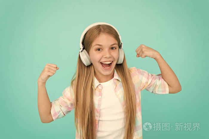 聆听体验听音乐的小女孩快乐的小孩喜欢戴着耳机听音乐可爱的乐迷音乐