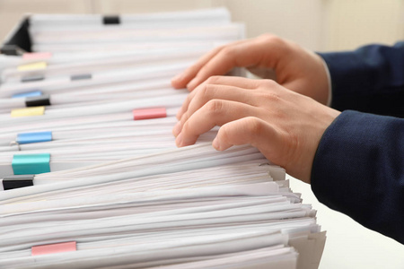 女人在办公室处理文件,特写照片