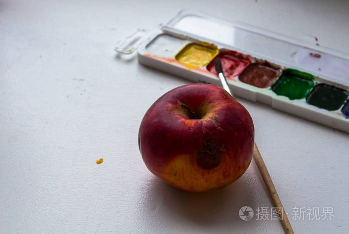 白底红苹果水彩画和画笔