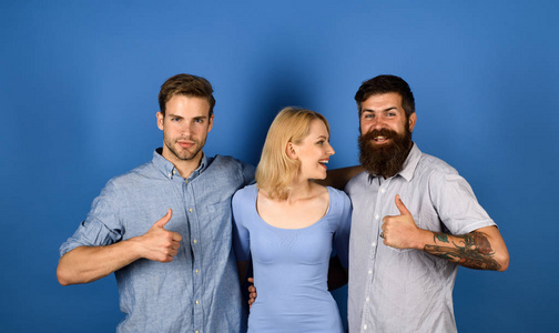 我们是一家人.自由关系.友好关系.女孩和男人在一起很快乐.