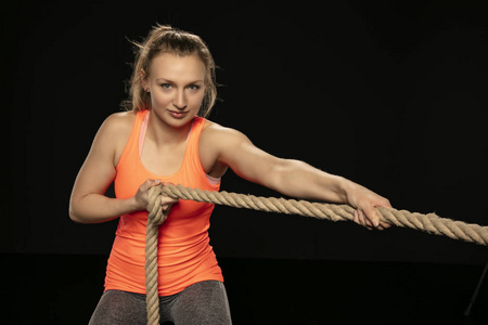 腰粗运动的女孩用粗绳子锻炼身体照片