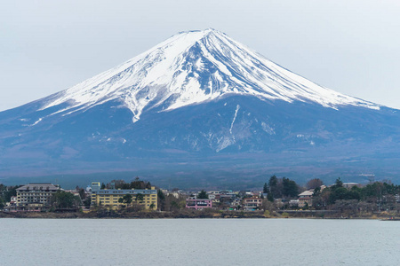 冬天的富士山和川口子镇的前景图片