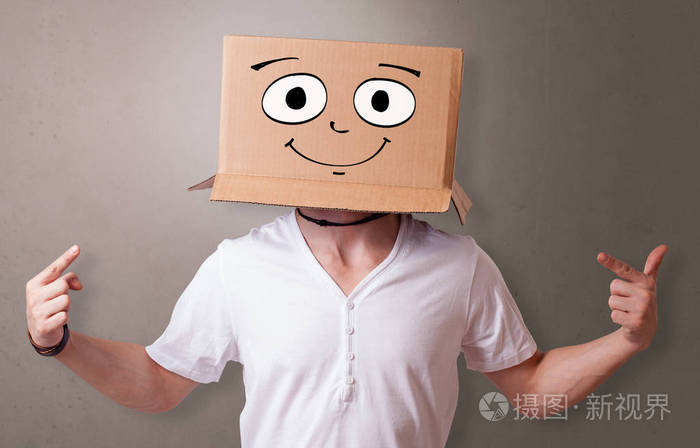 有着快乐的纸板盒脸的小男孩