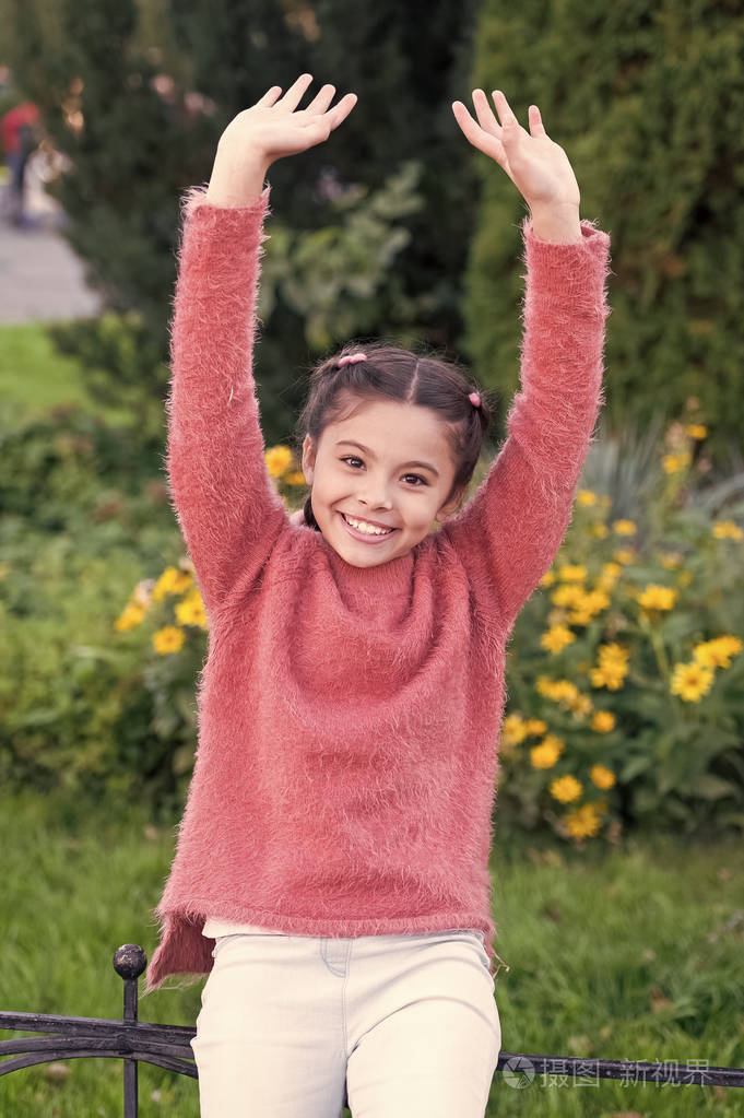 照片 活泼的小女孩在户外玩耍,玩得很开心.积极的小女孩跳.