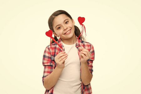 心意礼物或礼物.真诚的问候.女孩可爱的孩子抱着心象征着爱.