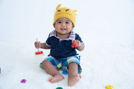 cute little asian baby boy sitting and play toy 照片