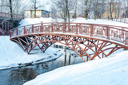 有河有桥的雪城公园全景图图片