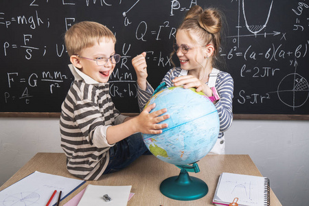 在学校董事会的背景下研究地球仪