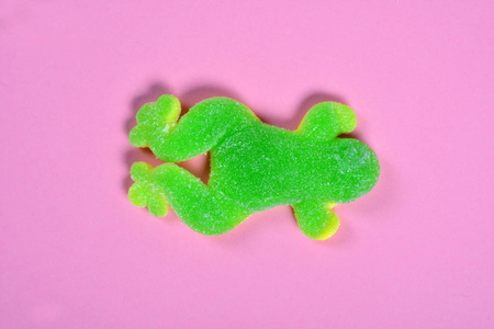 粉红色背景的青蛙果冻糖图片