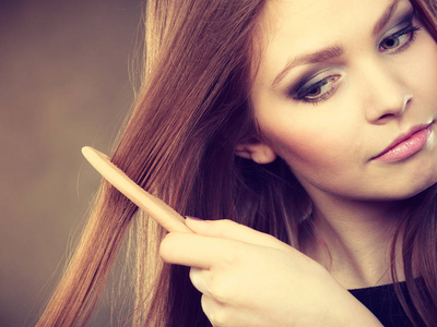 女人梳头发梳头发的长发女人.照片