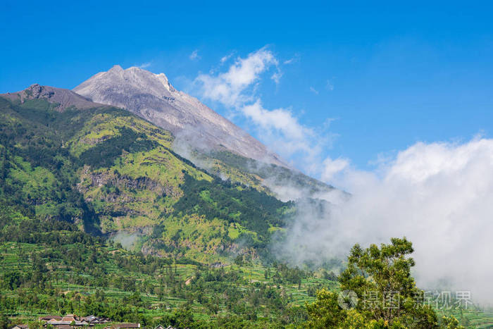 印度尼西亚火山的顶峰，显示出火山灰和烧焦的陆地