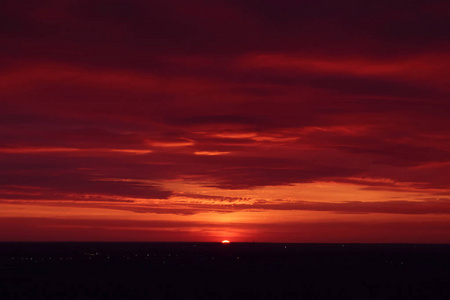 夕阳红的天空图片