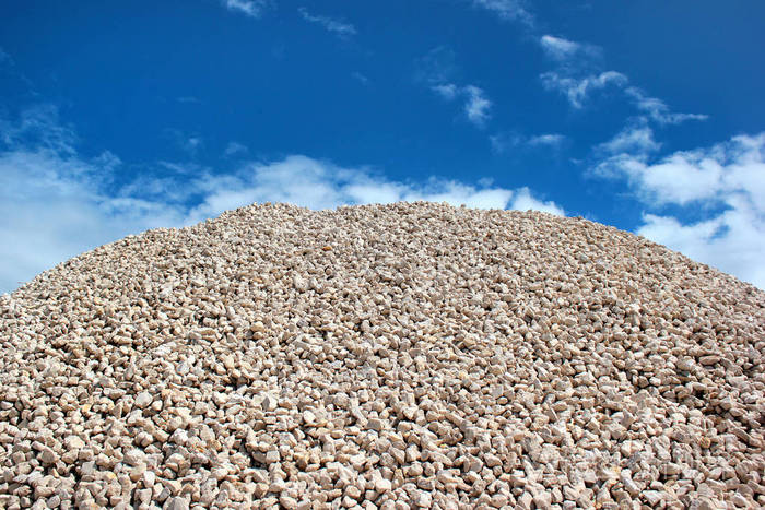 蓝天背景下石灰石采石场的石堆