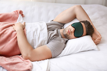 戴眼罩睡觉图片