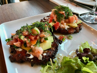 土耳其食物油炸西葫芦配烟熏三文鱼,西红柿和莳萝.照片