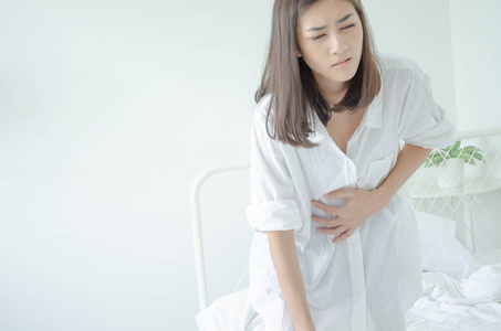 腹股沟湿疹病痛的女人.照片