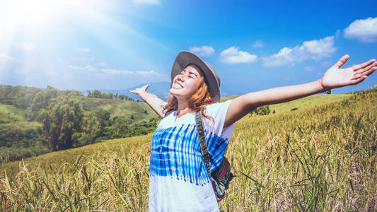 这个女孩在大自然中旅行.旅行放松.