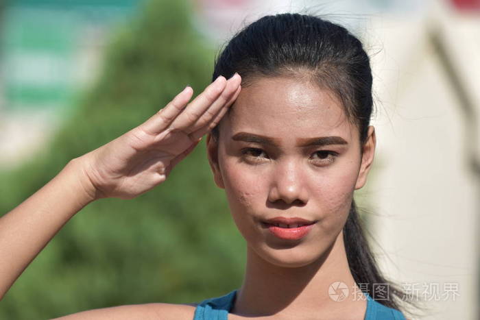 漂亮的女性敬礼