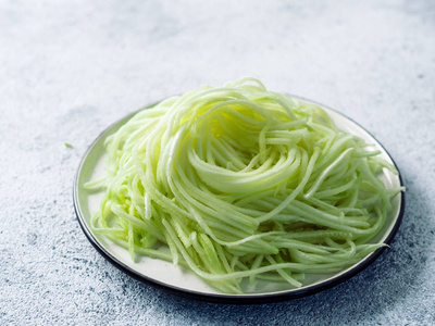 西葫芦面在盘子里.照片