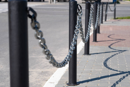 封闭的栅栏立链护栏,金属围栏不同形象的封闭场围栏用链条照片