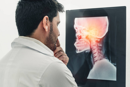 乳房x光片年轻的病人正在拍x光片.照片