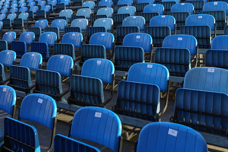 夏季音乐会场地上的蓝色椅子图片
