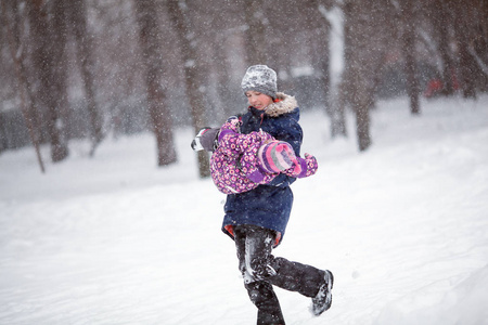 快乐的兄妹在外面玩.照片