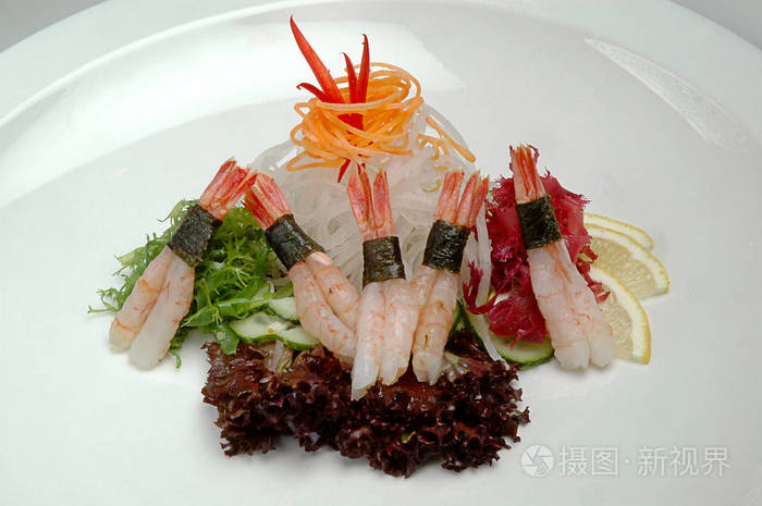 蔬菜和海鲜的混合盘子里的沙拉