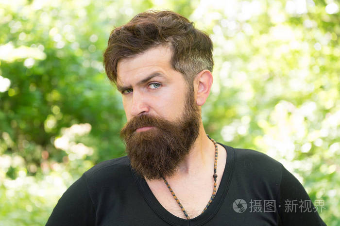 这就是男人想要的样子在自然景观上留着胡子的男人随意的风格留着长