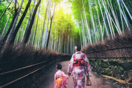 日本京都竹林中的旅行者图片