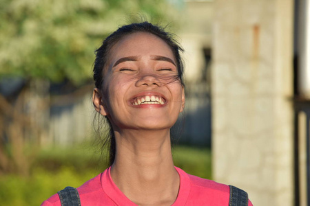 快乐美丽的少数民族女性图片