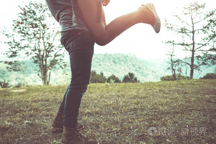 男人和女人的双腿在草地上拥抱着大自然.结合亚洲旅游自然.旅行放松.