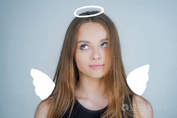 穿着白色天使礼服,戴着光环的天使女孩.情人节丘比特.