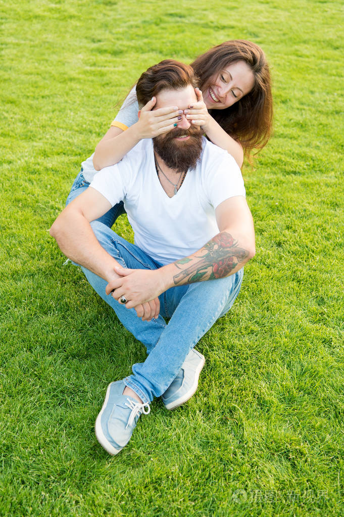 嬉戏的女朋友和男朋友约会.夫妻关系目标.与最亲近的人在一起.