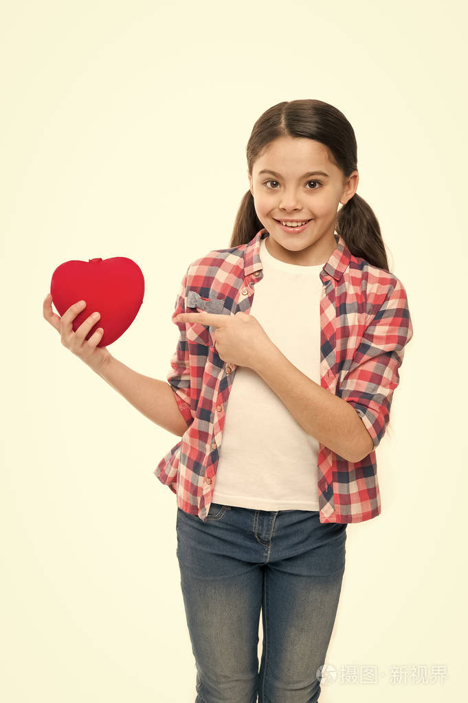 我对你说.真诚的问候.女孩可爱的孩子抱着心象征爱
