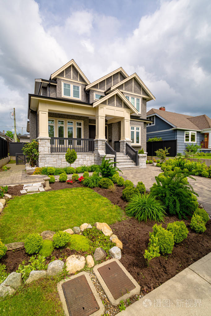 前院前院有圆形人行道的住宅