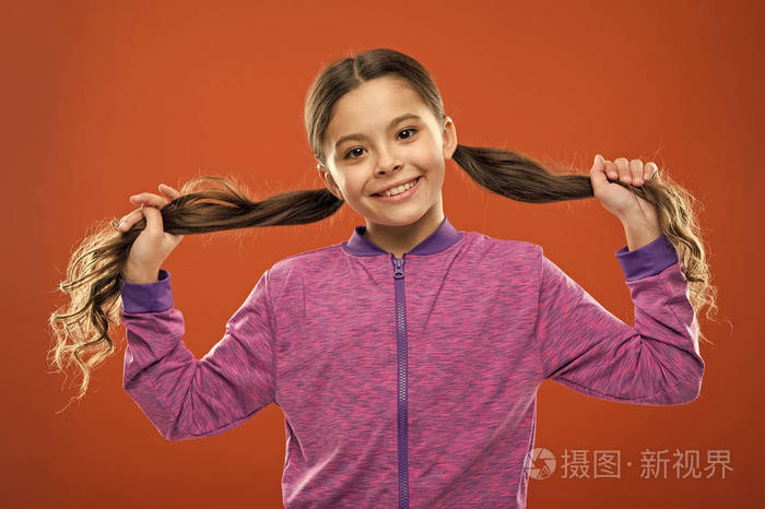 为孩子做发型的简单提示小孩子长发迷人的美人一头漂亮长发的活泼女孩