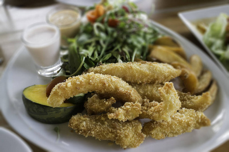 fried fish and chips serving with vegetable 插画