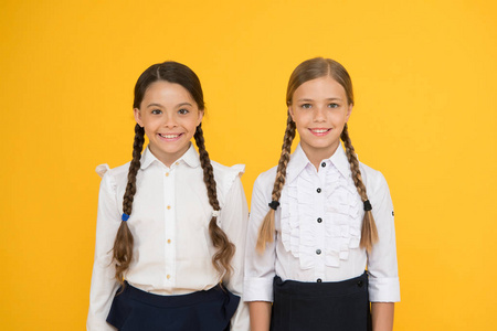 女学生穿正式制服,戴贝雷帽.精英学校学院.国外教育.