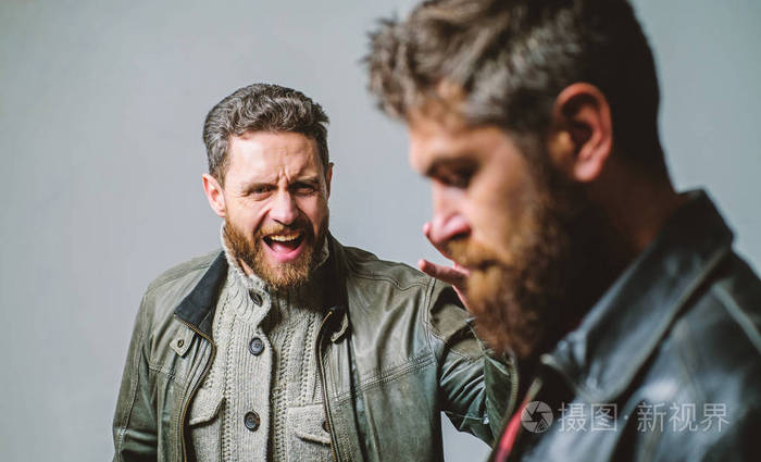 感到内疚.失败和误解.男人们争论失败了.失败和失望.失望的合伙人争吵